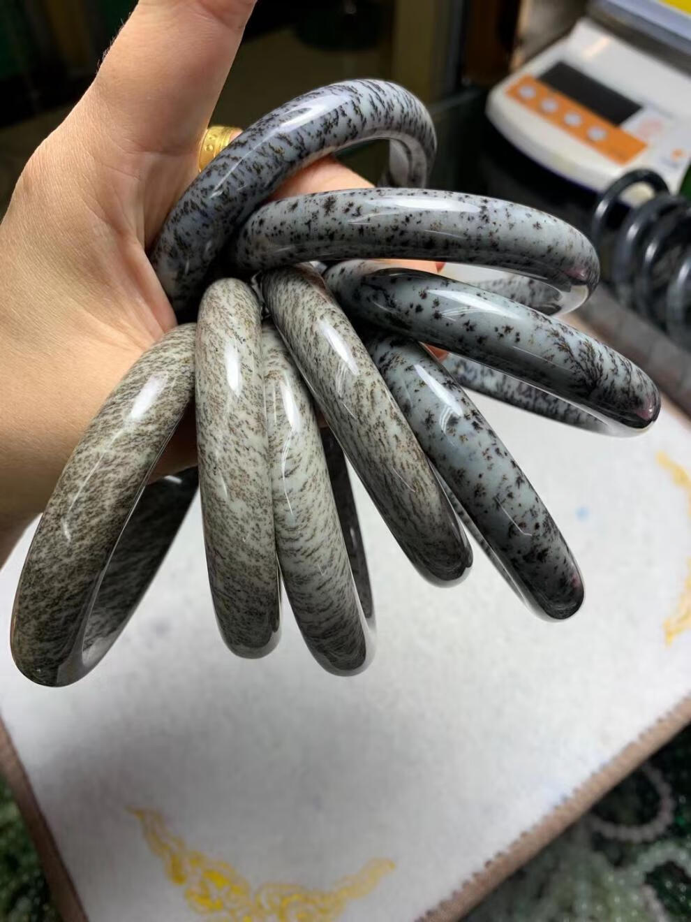 和田玉草花宽边手镯 密度好细腻 女士和田玉宽边手镯饰品祥 圈口60-63