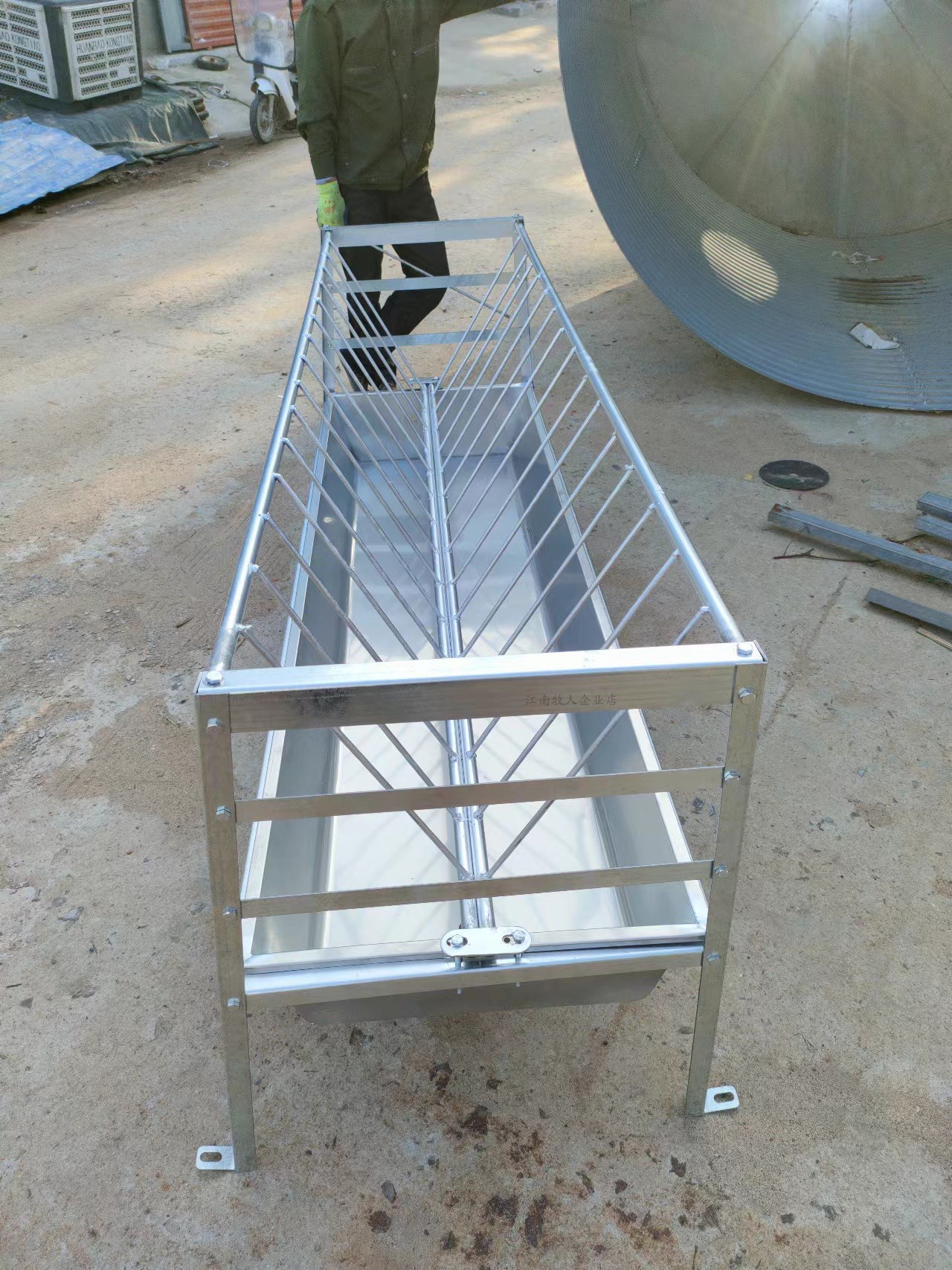 江南牧人不锈钢双面羊用料槽新款家畜双面加厚饲料喂草养殖用羊吃草的