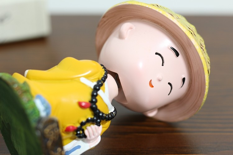 【品名】禅趣摇头小沙弥和尚【尺寸】整体高10cm左右,四款造型,略有