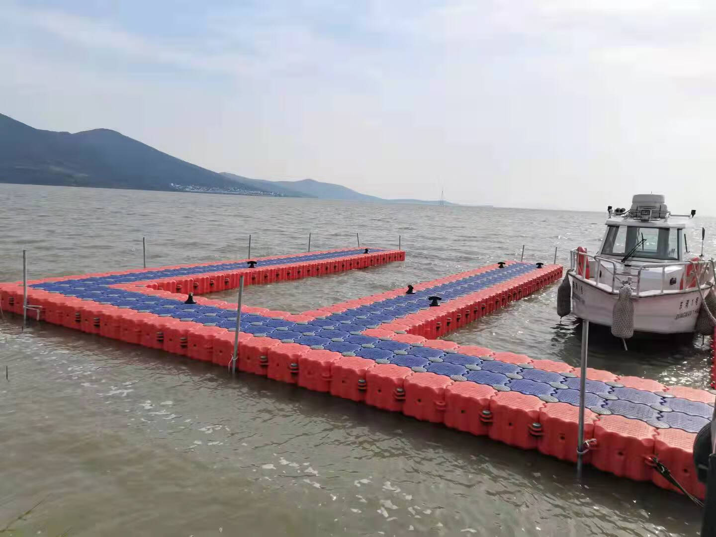 摩托艇浮箱水上浮筒钓鱼平台塑料浮台浮动码头浮桥浮力漂浮桶船用