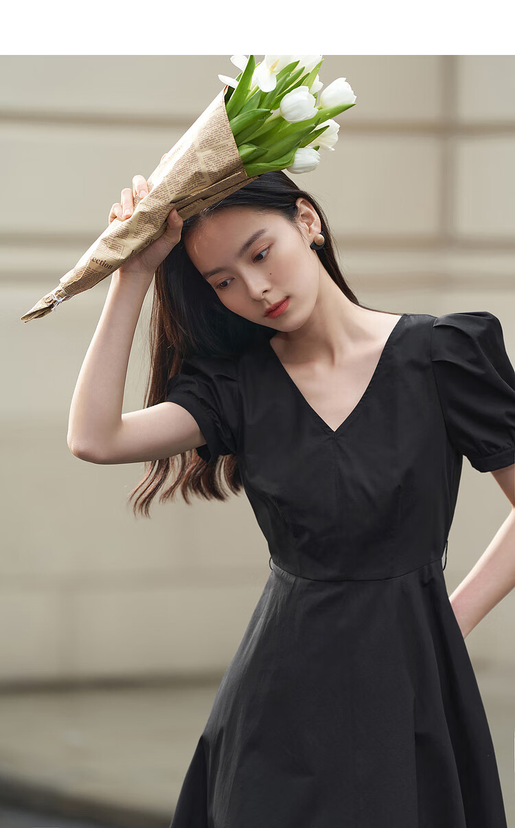 茵曼v领小黑裙女2022年夏季新款泡泡袖收腰修身气质泡泡袖连衣裙