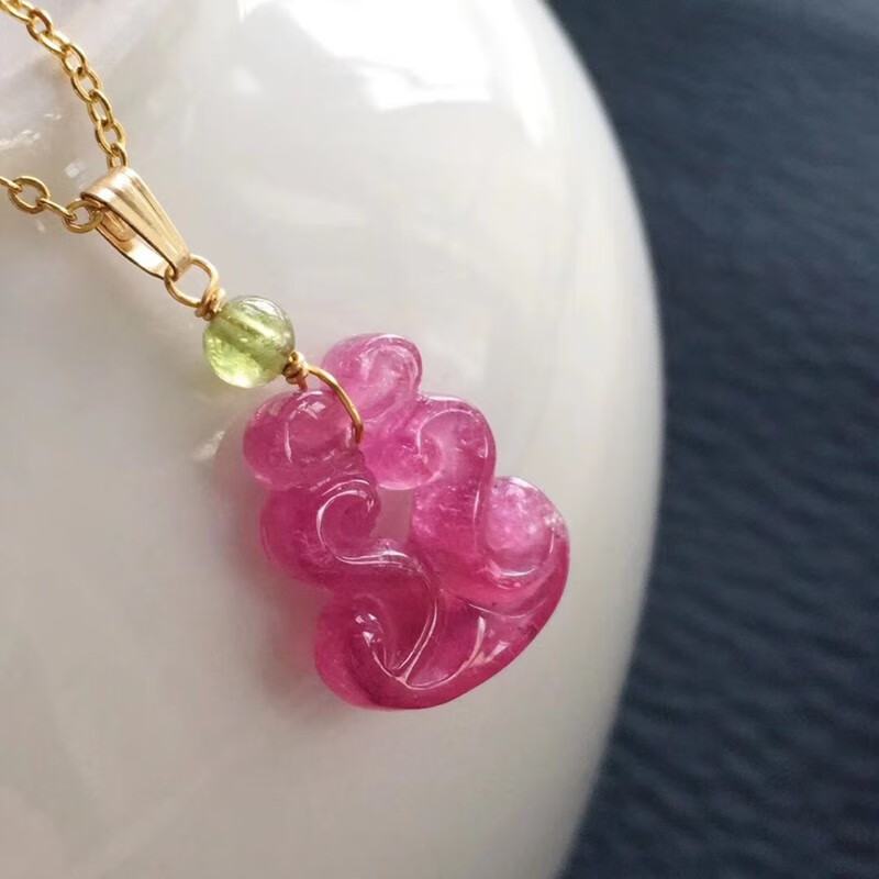 天然红碧玺吊坠 露空雕刻 祥云图 水润油亮 晶莹剔透 色彩浓郁佩戴