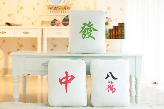 搞笑创意牌抱枕靠垫办公午休枕母父礼物毛绒玩具红中35c