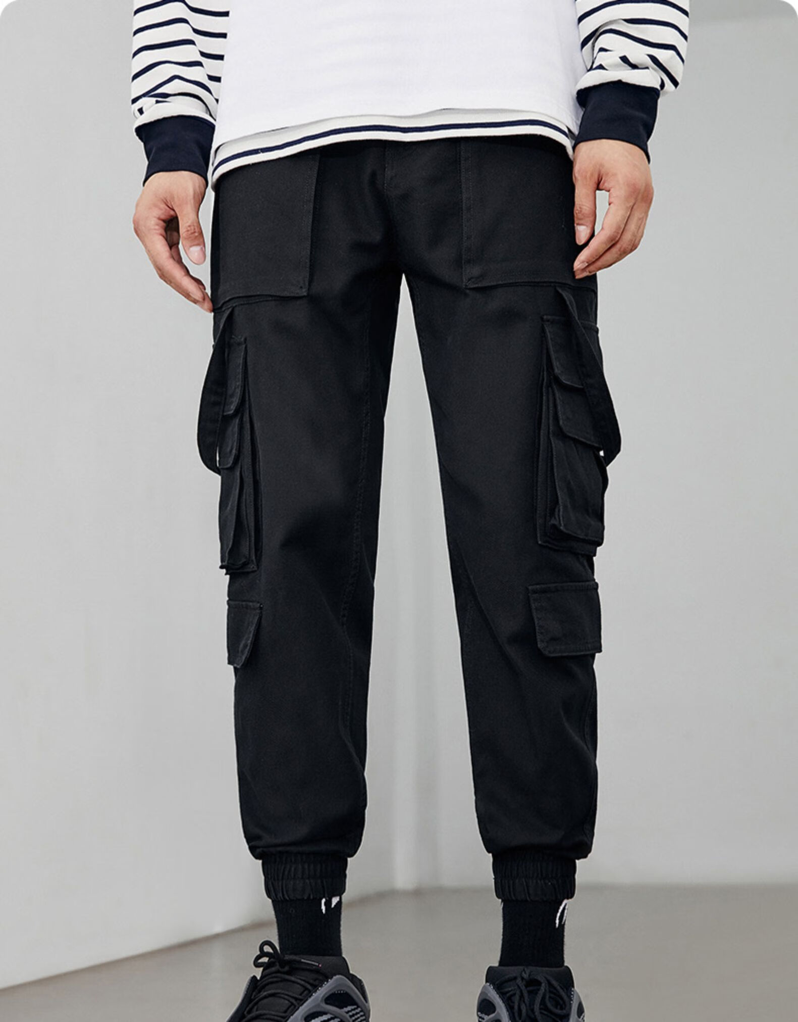 太平鸟男装新款休闲裤男韩版潮流时尚工装裤男多口袋工装伞兵裤黑色s