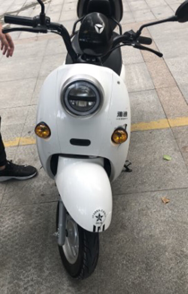 适用于雅迪f4配件雅迪迷彩2021珍珠白电瓶车外壳配件前围前泥瓦边轨内