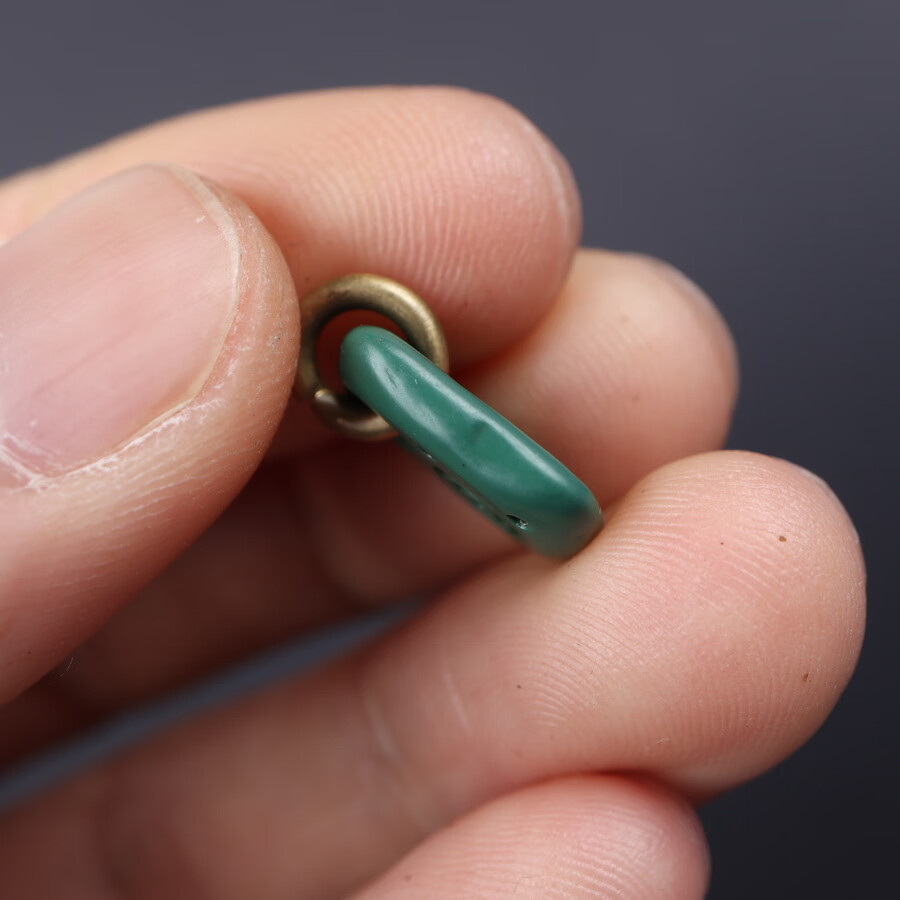 梵隅藏式绿色料器雕刻吊牌佛珠手串卡子侧挂