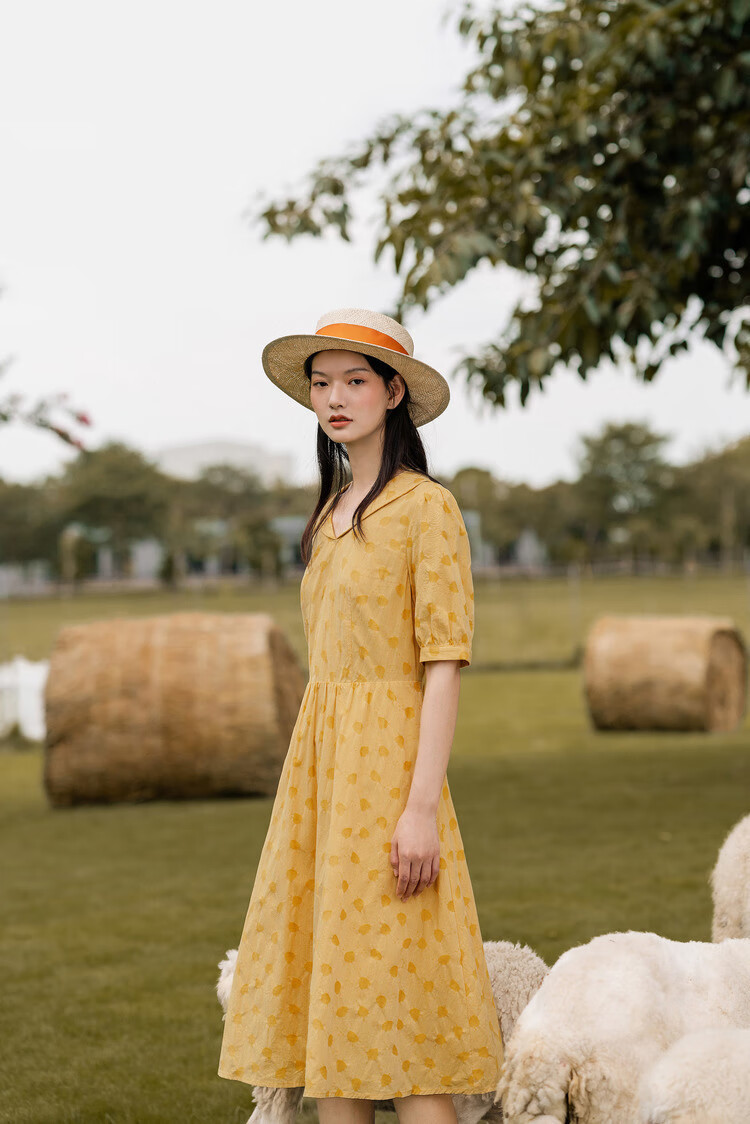 茵曼春秋装新款甜美公主翻领中袖连衣长裙撞色波点收袖口鹅黄色
