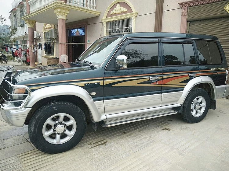 适用于三菱猎豹黑金刚帕杰罗v31v32v33车身彩条改装腰线拉花贴纸款式