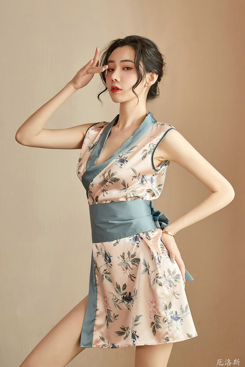 宝贝包含:衣服,t裤,可选拍网袜,丝袜,开裆袜,不含扇子材质:氨纶