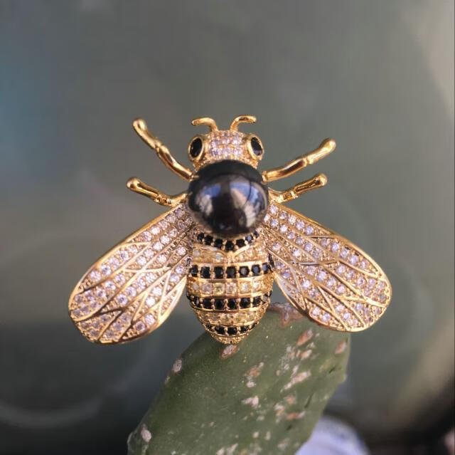 r百搭时尚小蜜蜂蝴蝶胸针女水钻昆虫微镶胸花大别针西装韩版配饰品包
