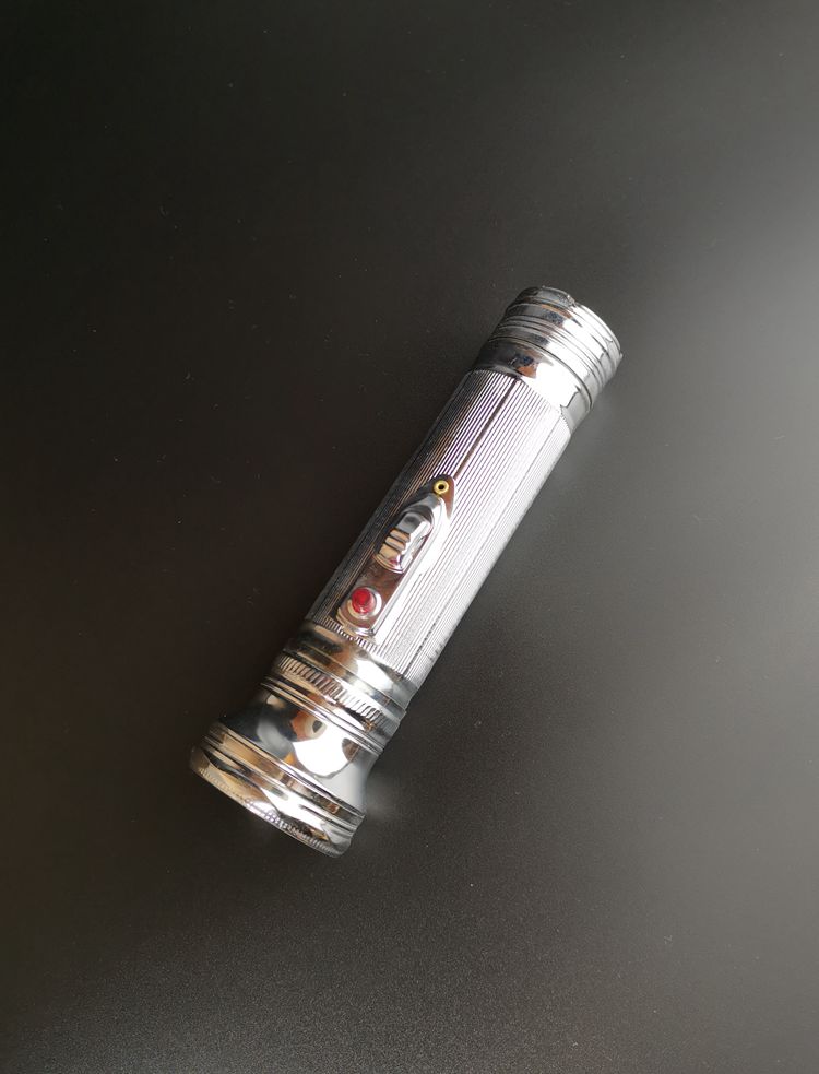 宾猎豹(benloebow) 老式手电筒 铁皮一号电池 黄光老灯泡 照明 家用