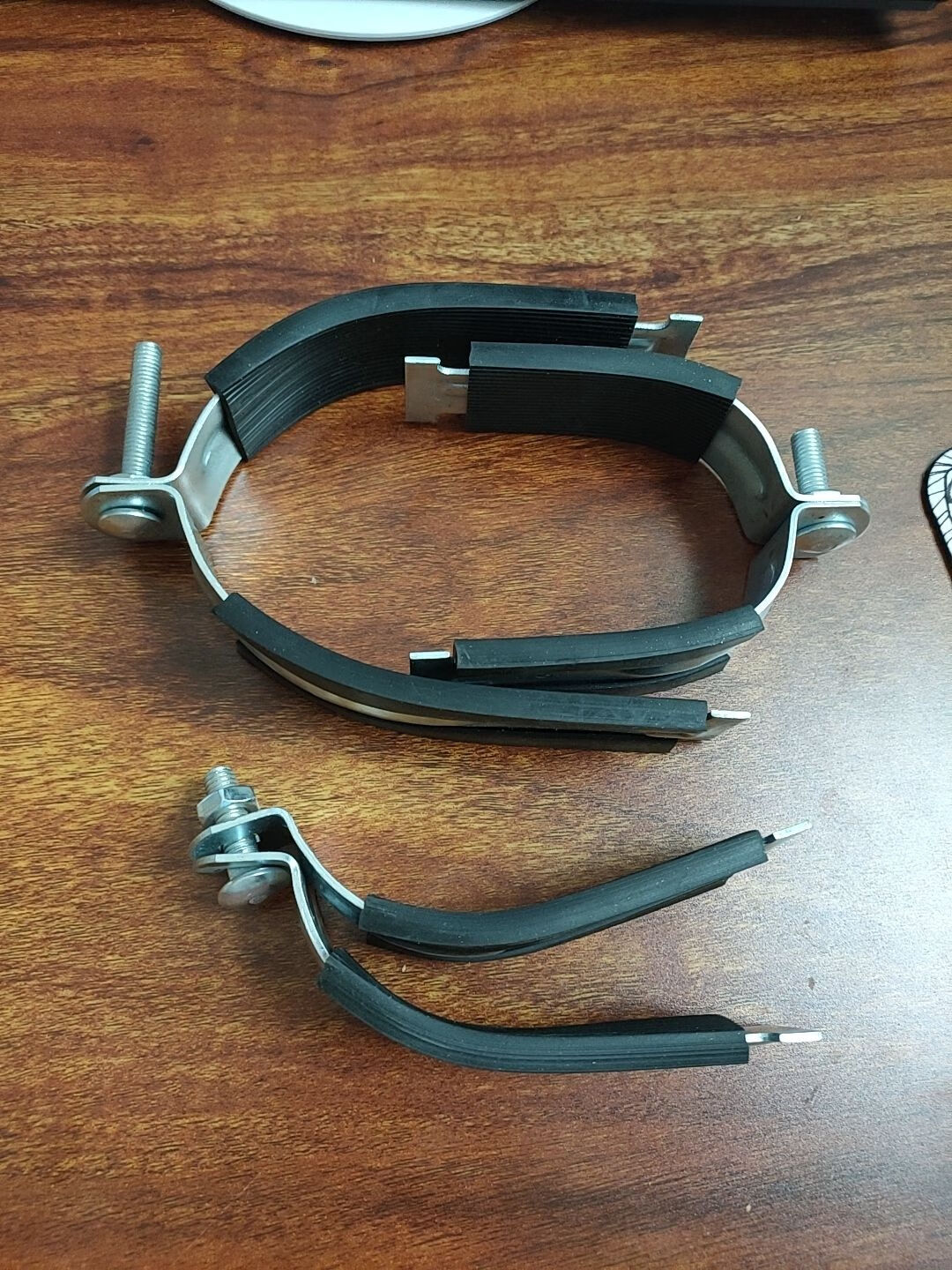 镀锌管卡扣100个厂家c型钢p型卡抗震支架镀锌p型管夹绝缘防震p型卡n15