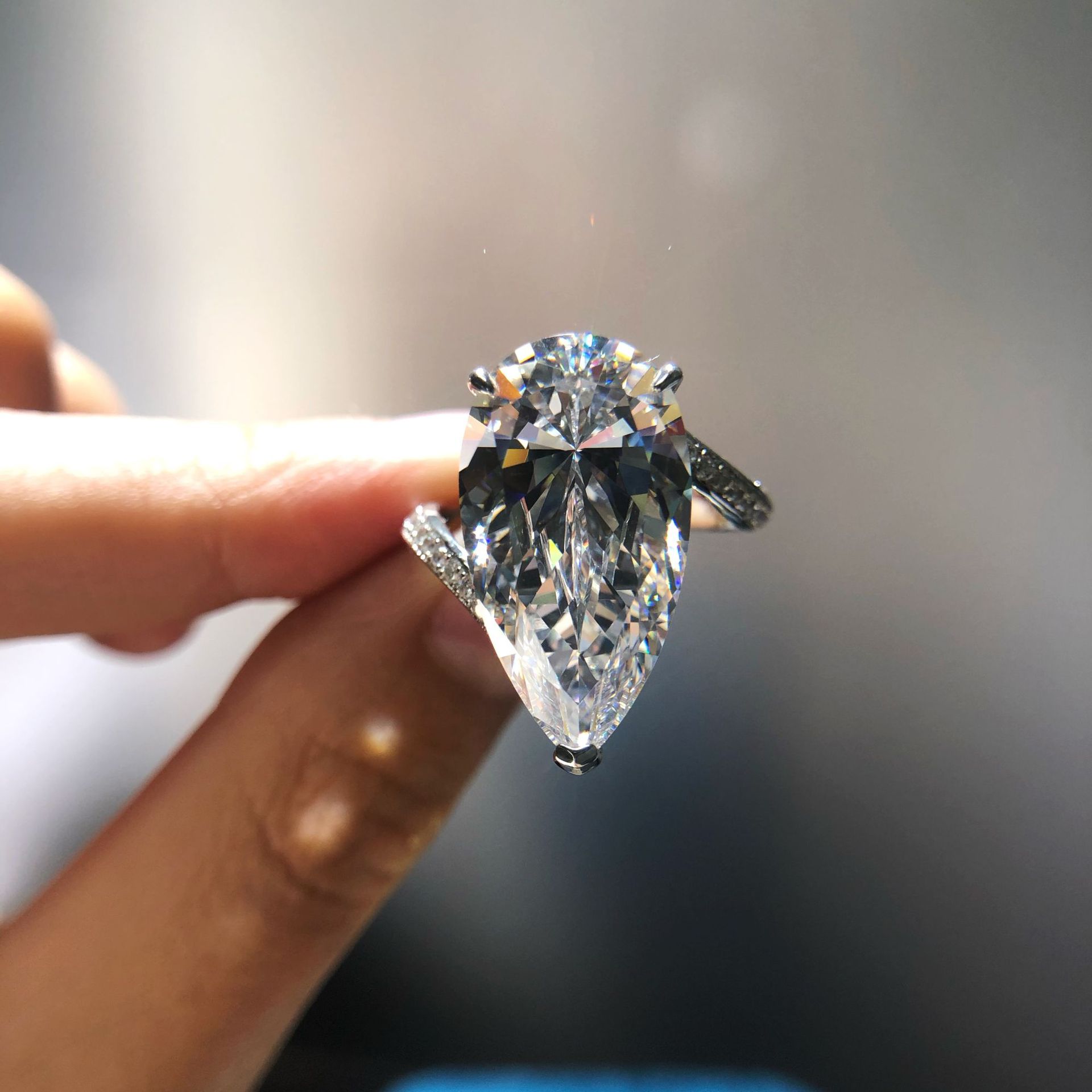 媛姿(yuanzi)欧美创意闪钻仿真钻戒镶嵌12*22梨形冰花切高碳钻戒 白色