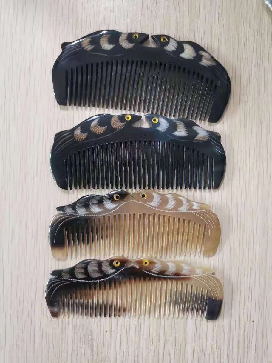 梳子男女天然黄牛角梳子家用脱发头部经络按摩梳雕花便携美发梳月形