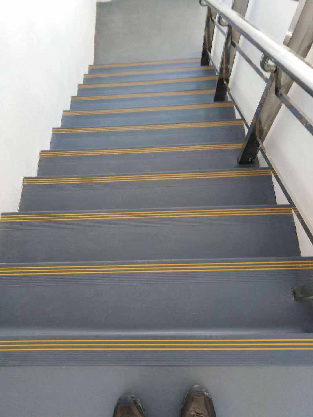 定制塑胶防滑条楼梯踏步防滑垫台阶贴铺垫幼儿园橡胶整体地板pvc的