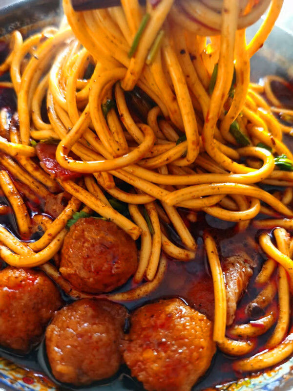 山西临汾牛肉丸子面真空包装高温碱水面条速食批发丸子面5碗5份真空