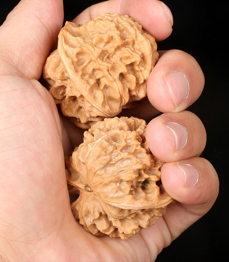 有依有靠文玩核桃龙纹官帽核桃王勇四座楼苹果圆白狮子头麒麟纹盘玩手