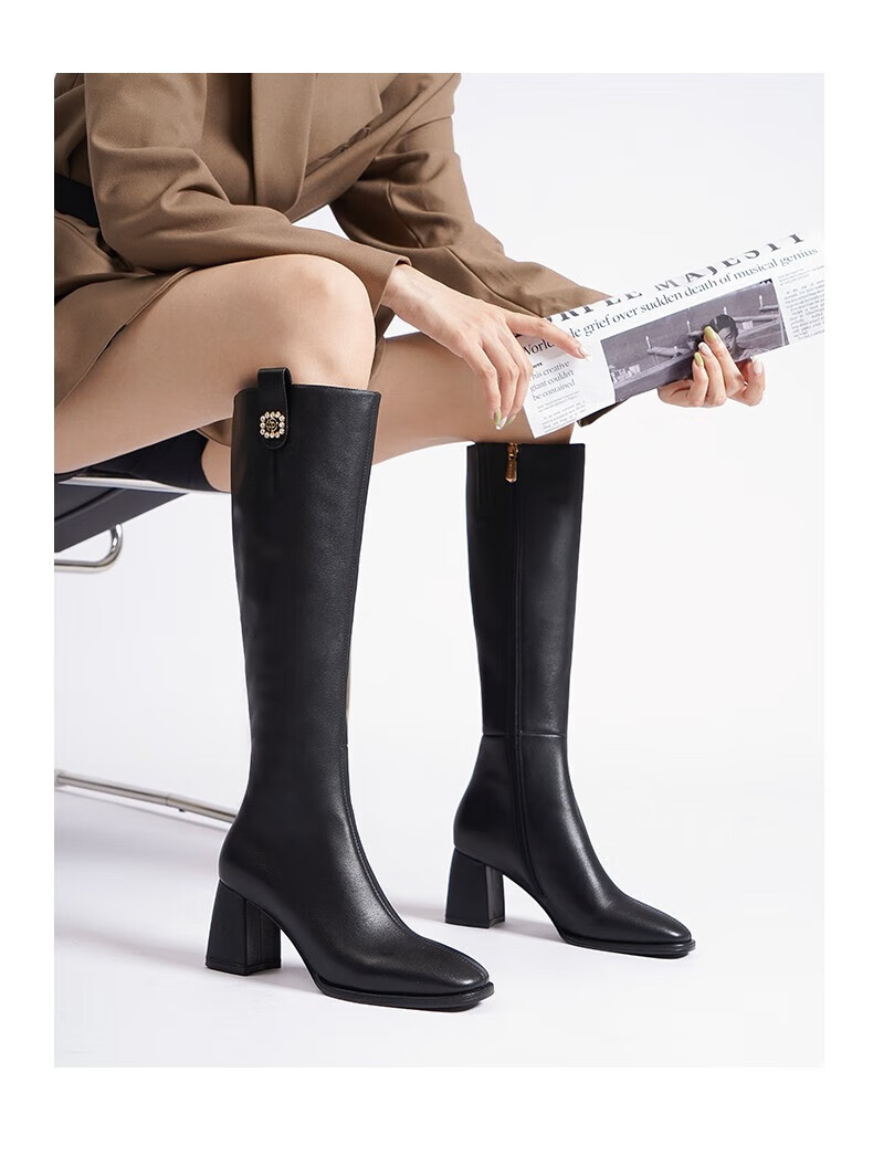 【预售】哈森2022冬季新款欧美粗跟方头时装靴约会饰扣迷你女靴ha22