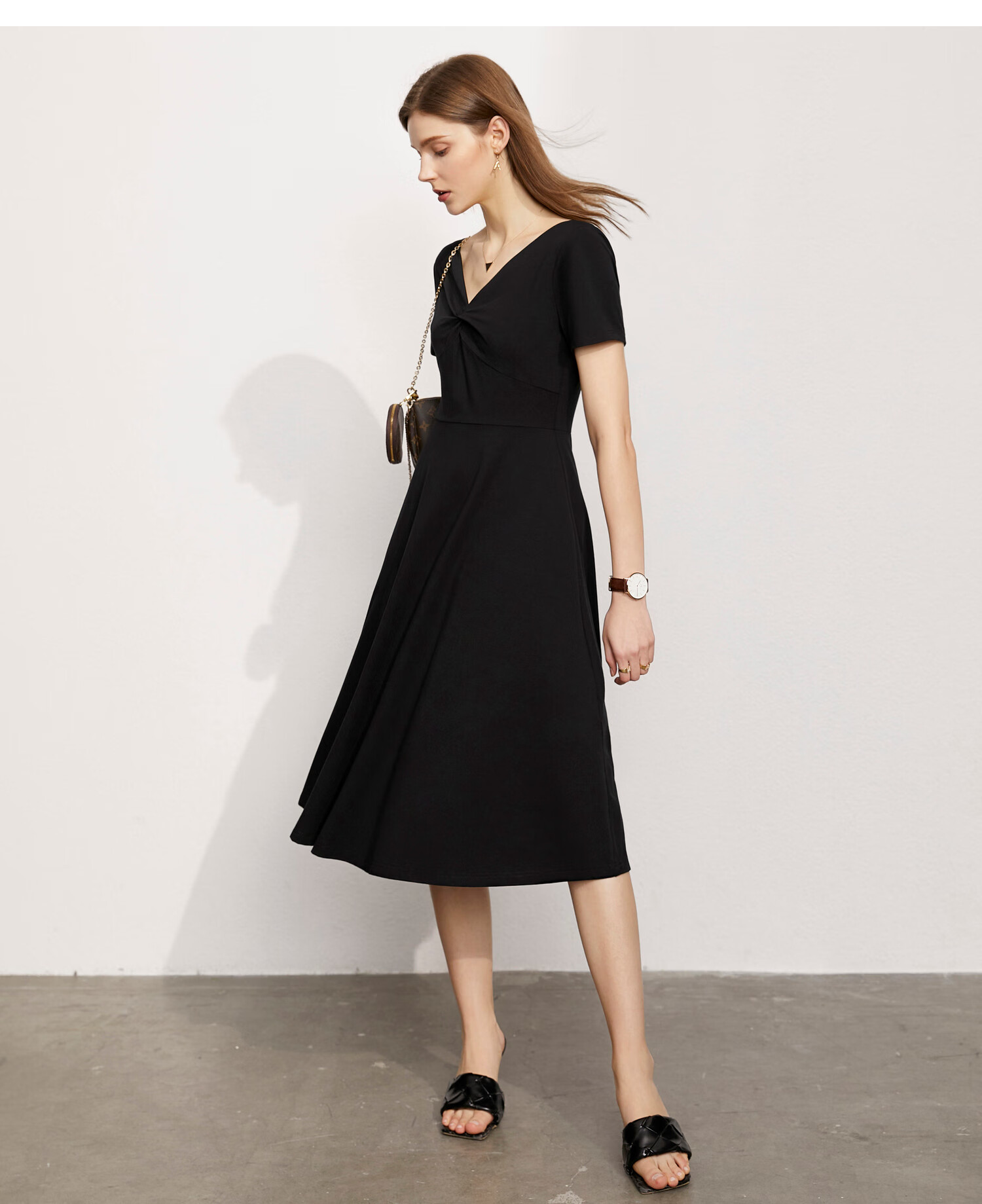 amii极简赫本风小黑裙2021夏季新款v领连衣裙褶皱直筒中长裙 杏黄 160