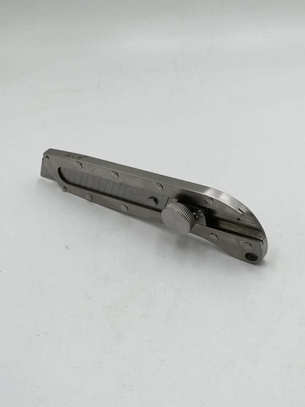 素界18mm全钢壁纸刀架电工皮具刀美工刀架业级重型美工刀金属银