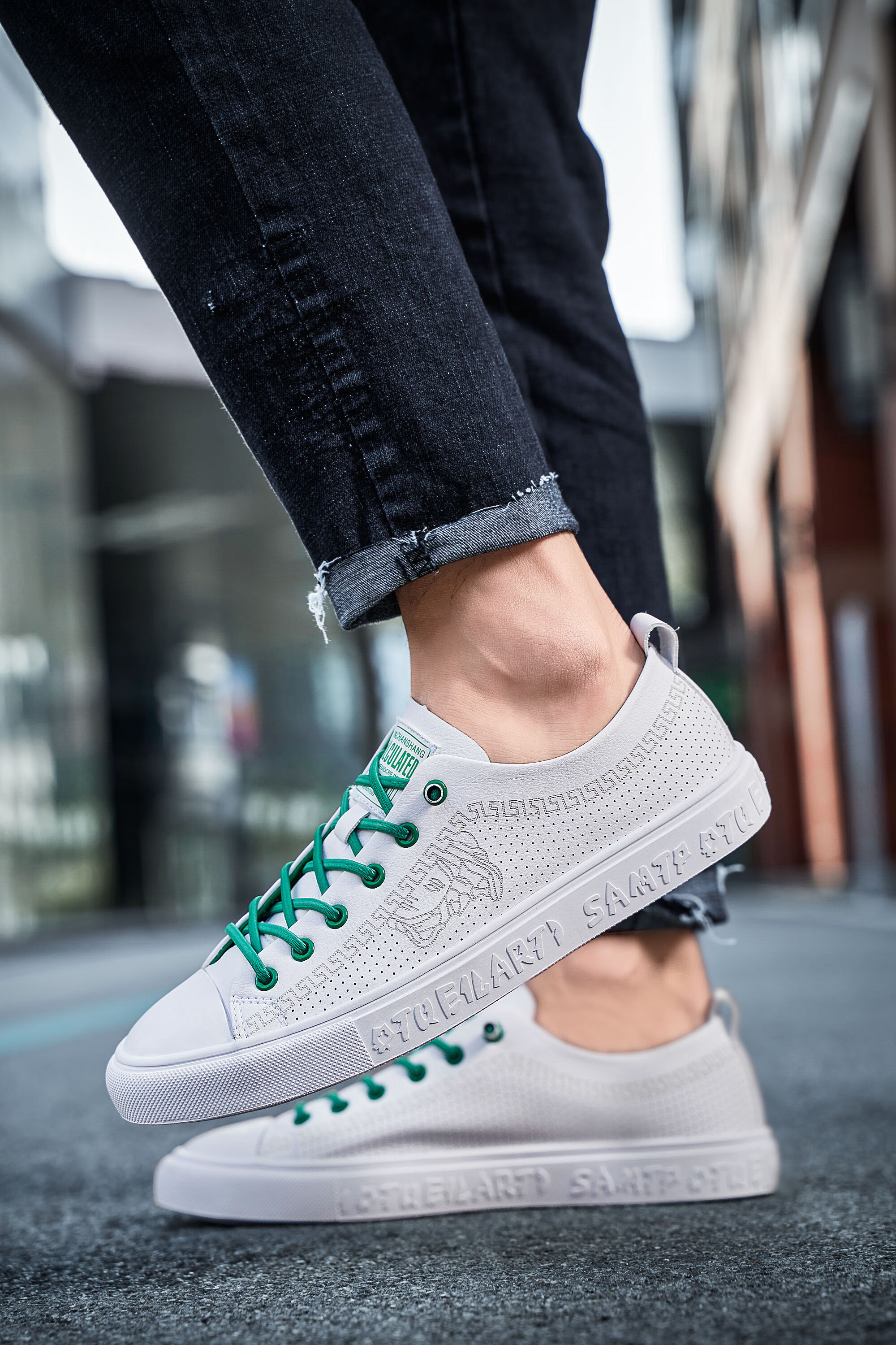 板鞋男时尚一脚蹬平底透气孔小白鞋青年免系鞋带配牛仔短裤西装休闲鞋