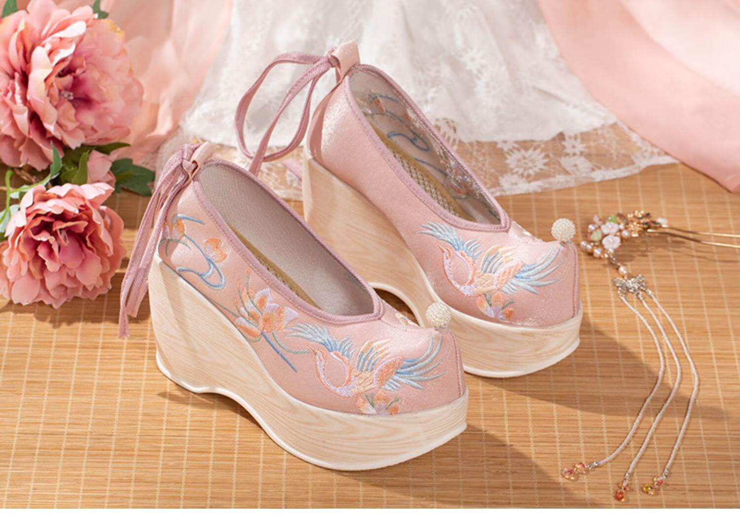 古风汉服鞋女高跟汉服鞋子古风增高冬季坡跟绣花鞋女内增高民族风鞋