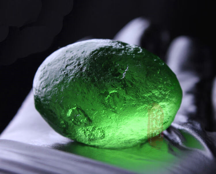 天然捷克绿陨石吊坠 把玩件 宇宙陨星原石挂件 男女愈疗 51-55克打孔