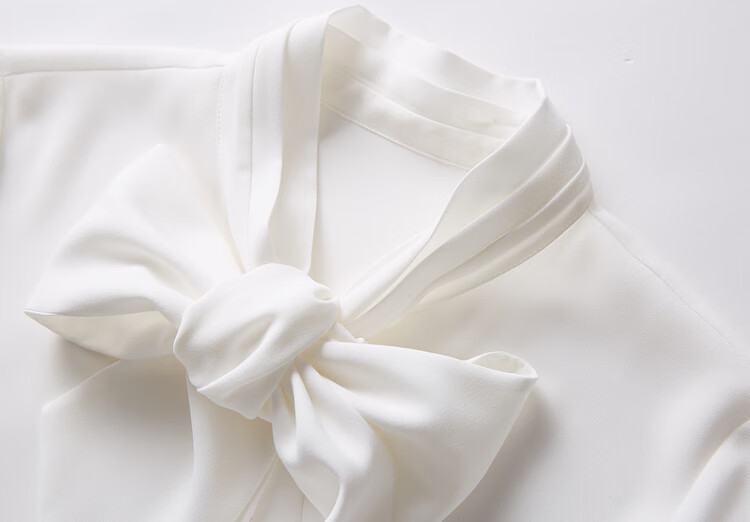 层次感的拼接领口,本布长飘带自然垂坠,蝴蝶结造型优雅浪漫