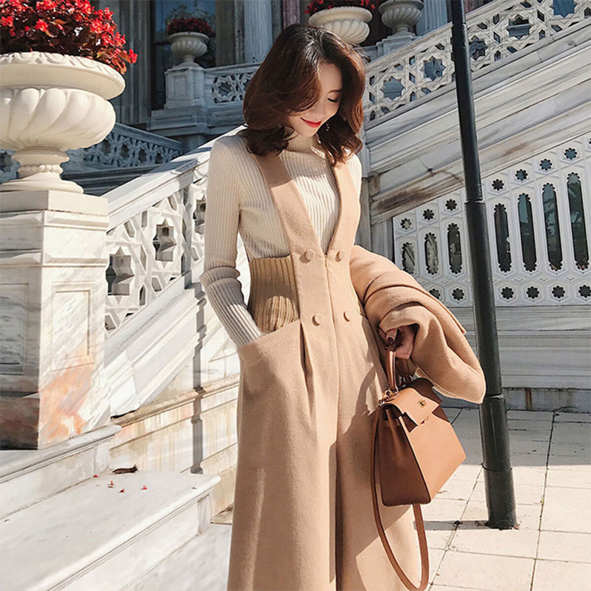 杏色毛衣 浅驼色背带裤 s