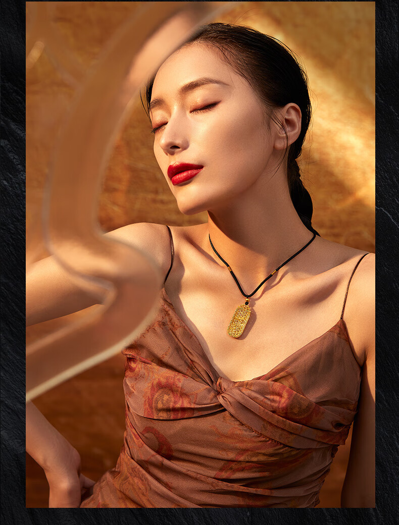 周六福 黄金吊坠男女款古法传承鸳鸯足金链坠 计价 12.