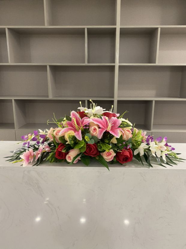 仿真桌花百合玫瑰花假花办公室装饰花艺商务酒店摆设塑料会议桌花