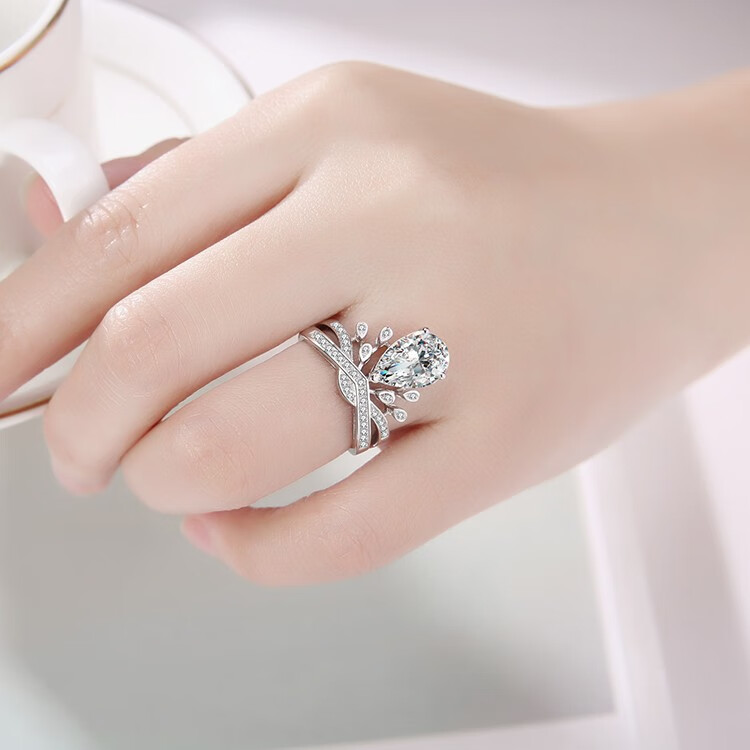 老凤祥款 18k铂金baby同款皇冠戒指女水滴形莫桑石3克拉豪华鸽子蛋