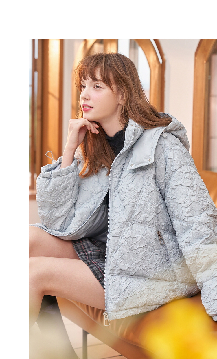 秋水伊人2020年冬季新品女装简约纯色褶皱印花宽松连帽羽绒服外套