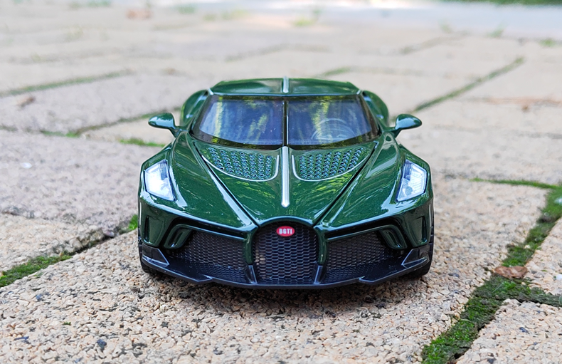 小号男孩子金属玩具车1:32布加迪黑夜之声四开门带声音灯光回力儿童