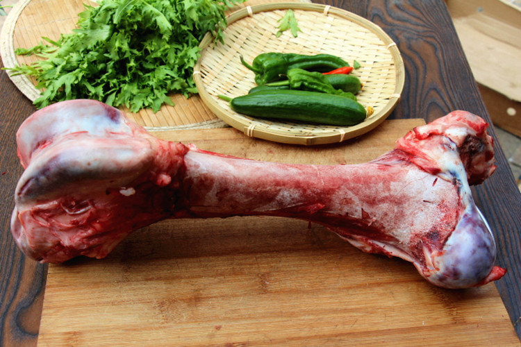 新鲜牛大骨 现杀牛骨头 牛棒骨 牛筒骨 牛腿骨 黄牛烧烤1500g