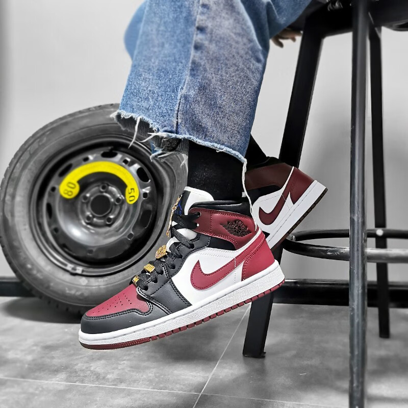 nike耐克男鞋女鞋 air jordan 1 aj1 乔1mid中帮酒红脚趾女款金属飞翼