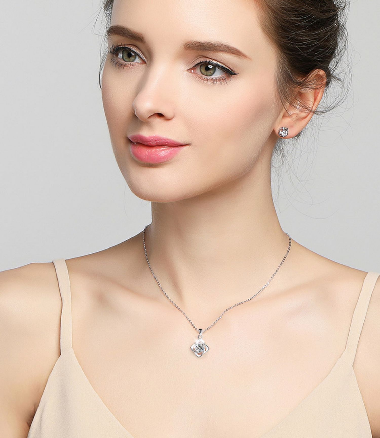 insn轻奢品牌莫桑石钻石项链女士款18k金铂金四叶草锁骨链铂金钻石