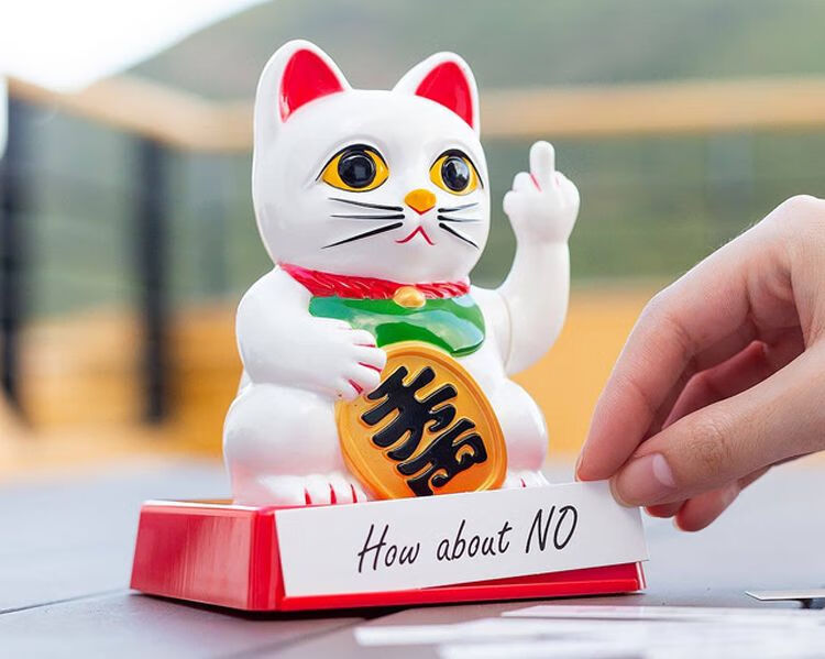 礼加心 新年圣诞礼物lucky cat竖中指摇摆幸运猫招财猫好运桌面摆件