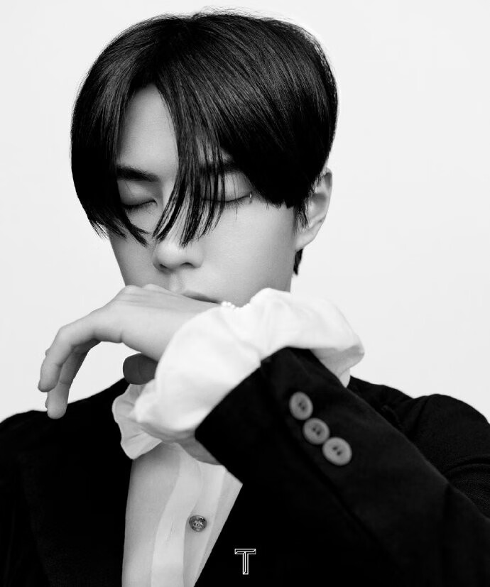 时尚芭莎杂志2021年3月刊王一博封面 /t风尚志杂志2021年2王一博封面