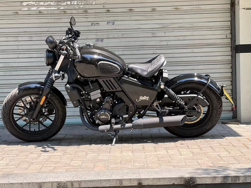 适用长江bobbie400/650/700改装侧板侧面装饰板 亮黑小侧板一对 亮面