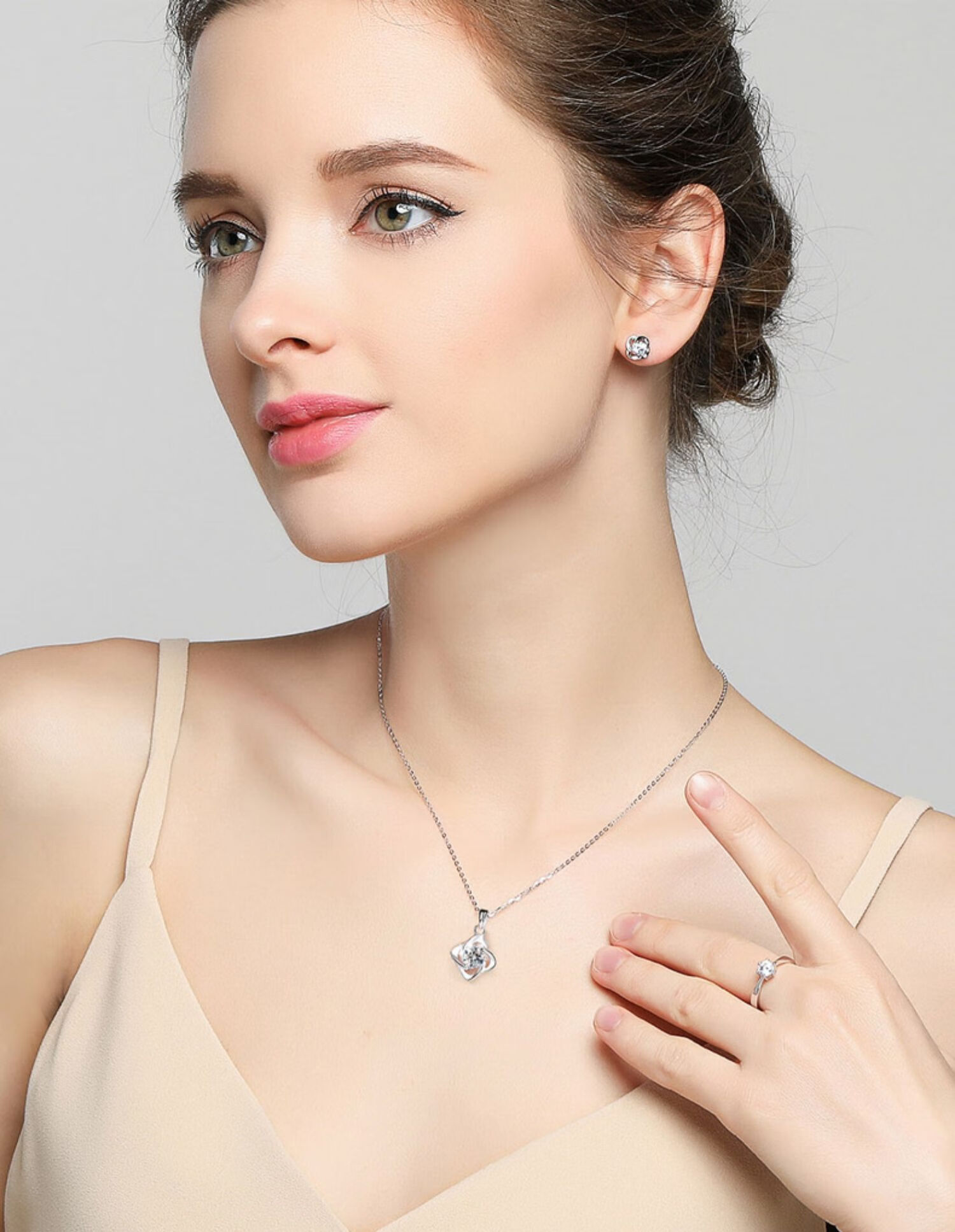 insn轻奢品牌莫桑石钻石项链女士款18k金铂金四叶草锁骨链铂金钻石