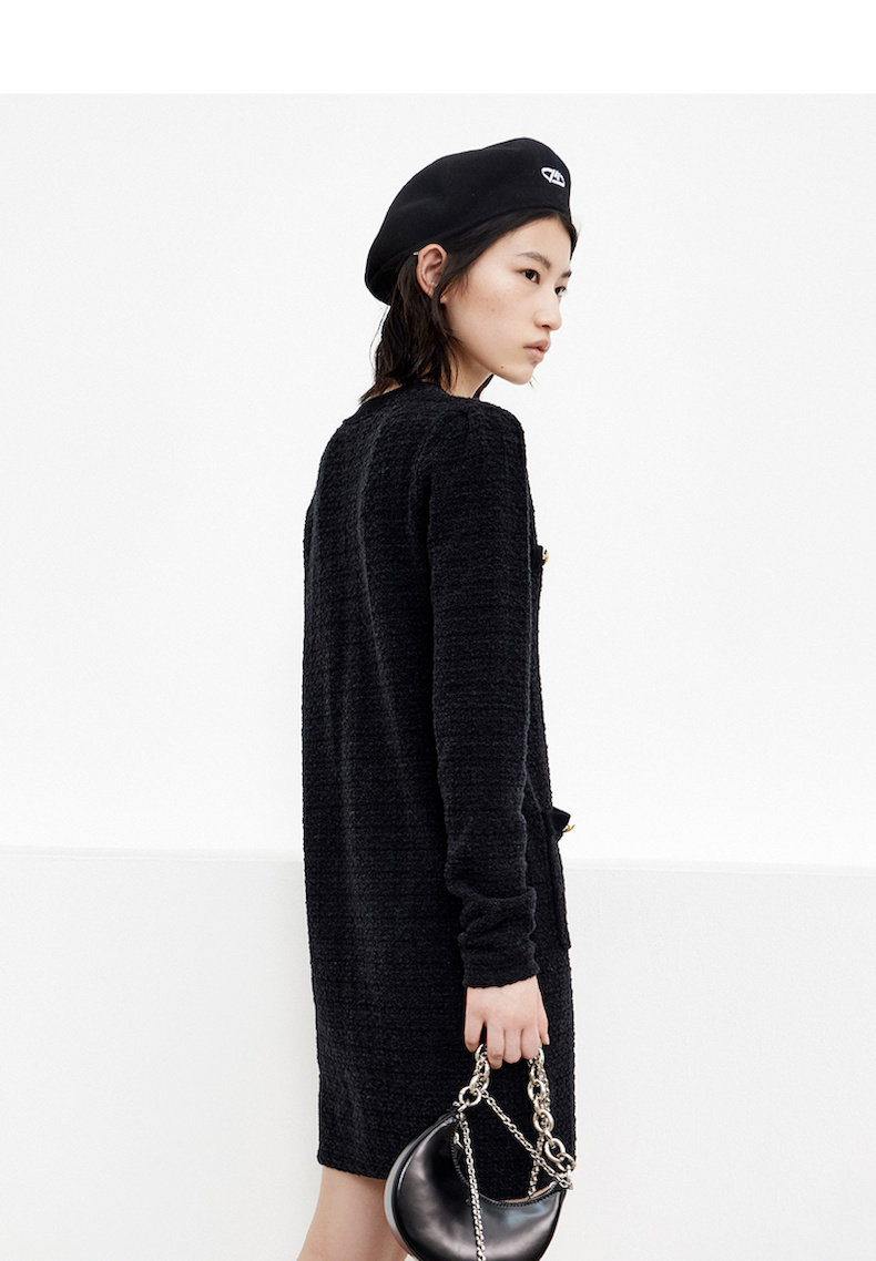 moco2021冬季新品小香风金扣撞色边v领连衣裙mba4drs028摩安珂米白色