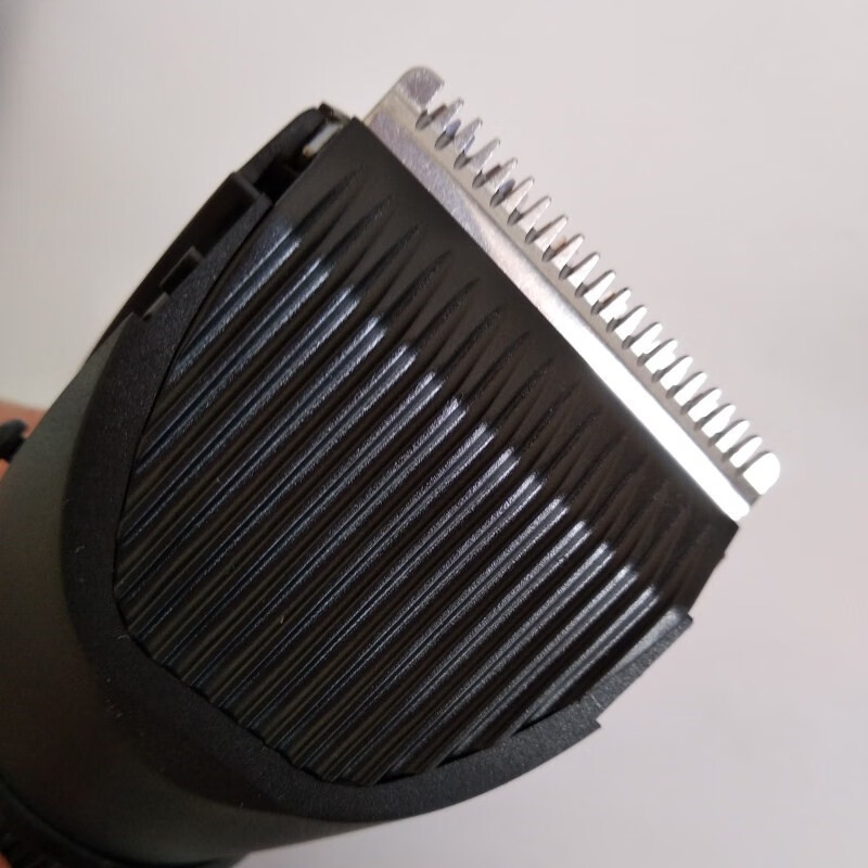 飞科 飞科理发器剃光头电推子家用fc5808电动充插两用充电静音老人