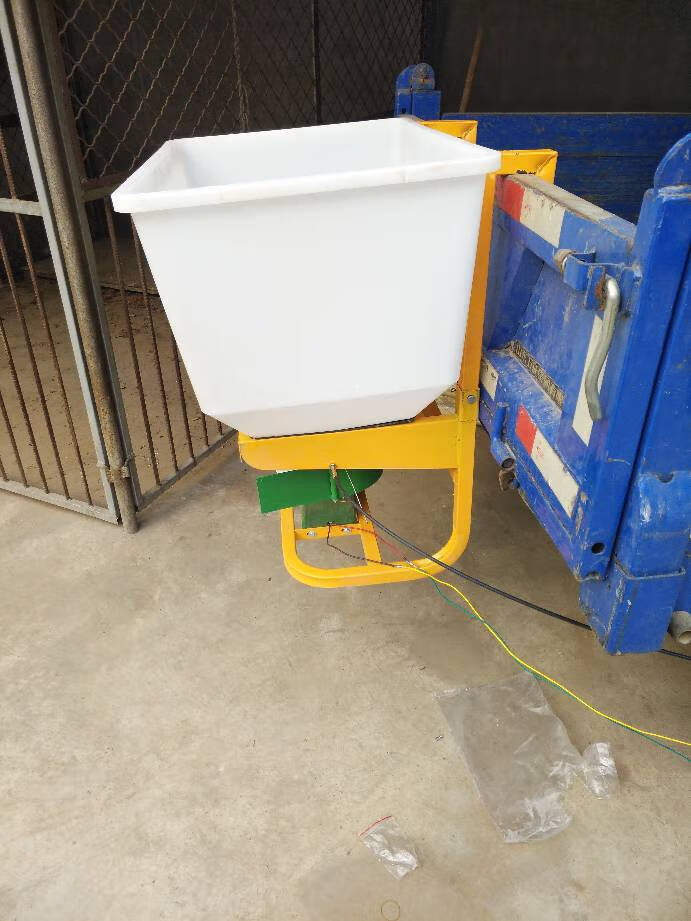 多功能撒肥机12v电动 拖拉机前置撒肥器农用三轮车后挂洒肥器 拖拉机