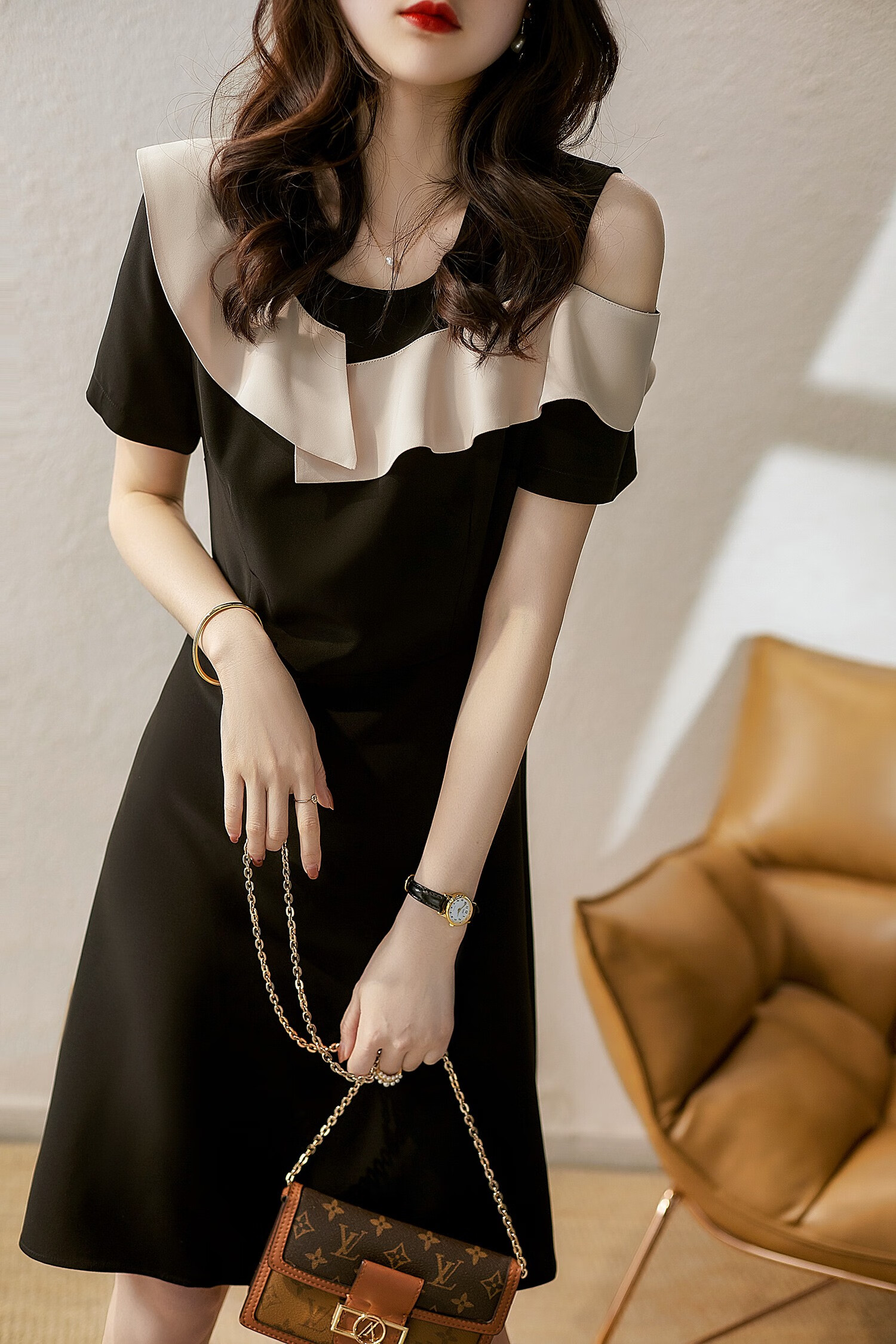 【爆款推荐】【商城正品】2021夏季新款气质拼色立体荷叶边单侧露肩