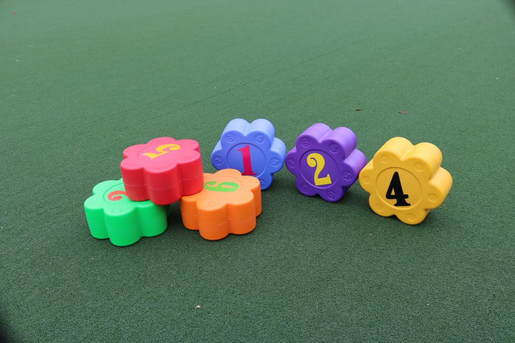 幼儿园儿童感统器材梅花桩梅花墩塑料平衡健身器材体育游戏用品梅花桩