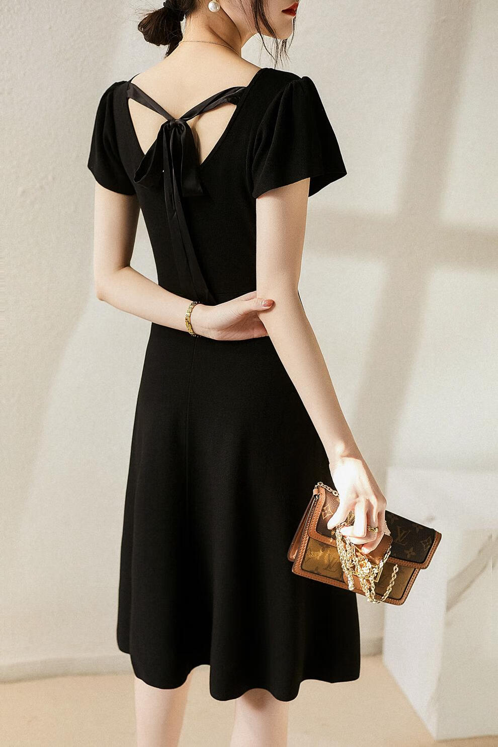 的款式     蕞适合的气质,以及,蕞适合的版型,也   是蕞难忘的小黑裙