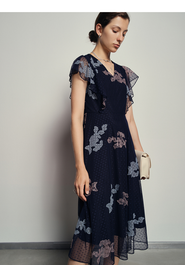 恩裳蔻2021夏季新款时尚网纱绣花法式收腰显瘦气质v领连衣裙 藏蓝 36