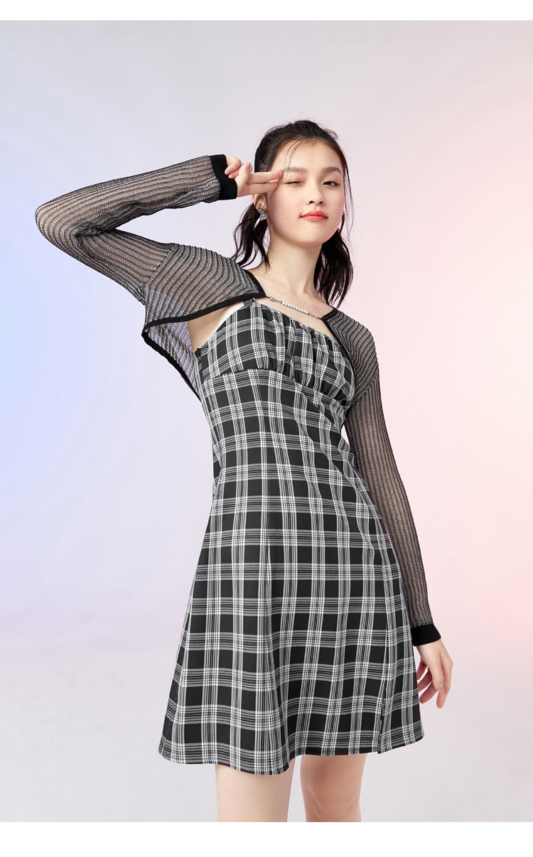 太平鸟黑白格纹吊带连衣裙女2021夏季新款修身收腰内搭法式连衣裙黑白