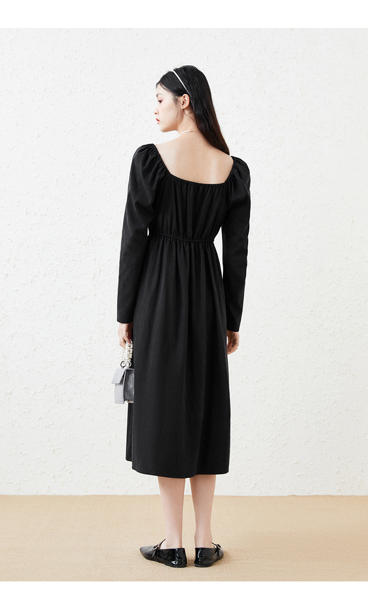 太平鸟黑色方领连衣裙女2020秋季新款长袖收腰法式复古单排扣长裙